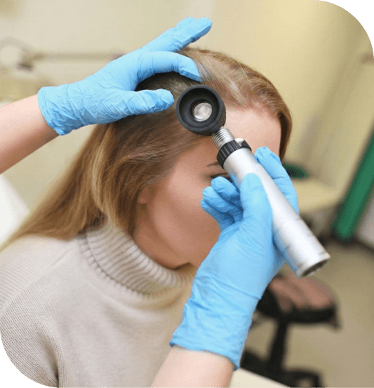 Dermatologas, tiriantis plaukus ir galvos odą dermatoskopu Hair